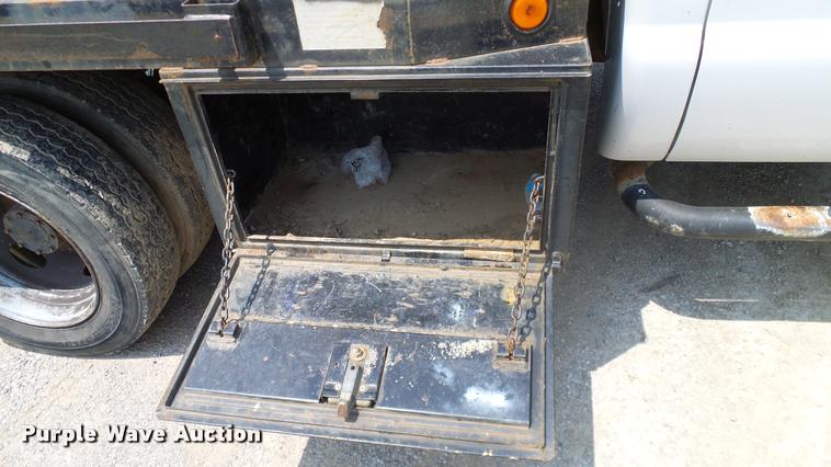 image for item L3147 2007 Ford F450 Super Duty Crew Cab flatbed truck