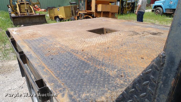 image for item L3147 2007 Ford F450 Super Duty Crew Cab flatbed truck