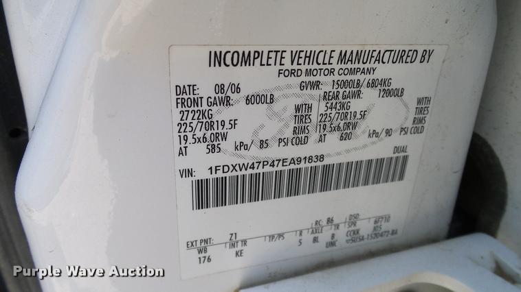 image for item L3147 2007 Ford F450 Super Duty Crew Cab flatbed truck