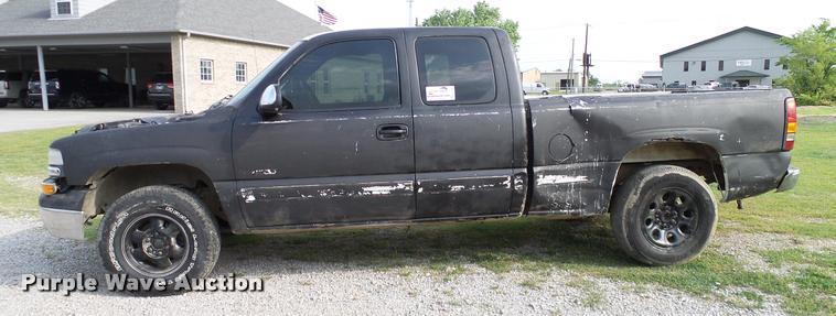 image for item L3149 2002 Chevrolet Silverado 1500 Ext. Cab pickup truck