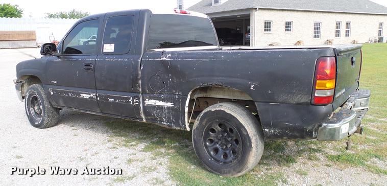 image for item L3149 2002 Chevrolet Silverado 1500 Ext. Cab pickup truck
