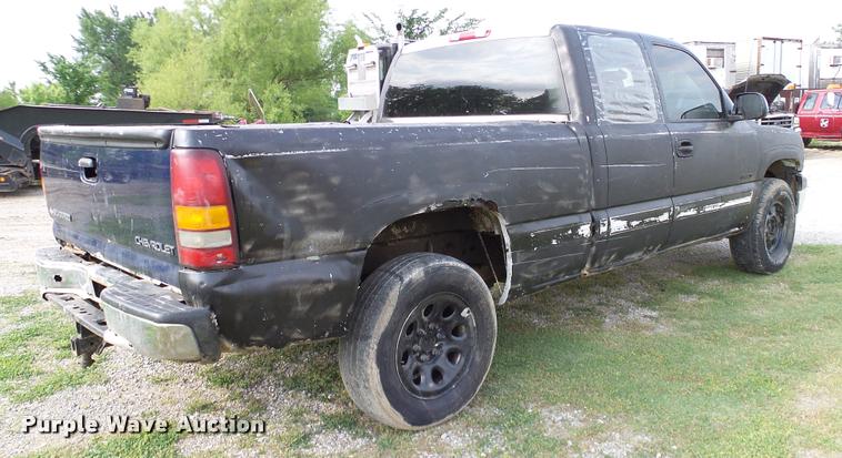 image for item L3149 2002 Chevrolet Silverado 1500 Ext. Cab pickup truck