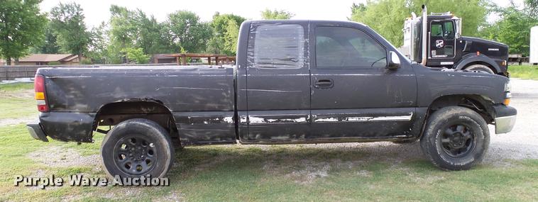image for item L3149 2002 Chevrolet Silverado 1500 Ext. Cab pickup truck