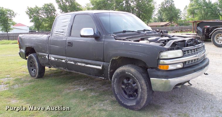 image for item L3149 2002 Chevrolet Silverado 1500 Ext. Cab pickup truck