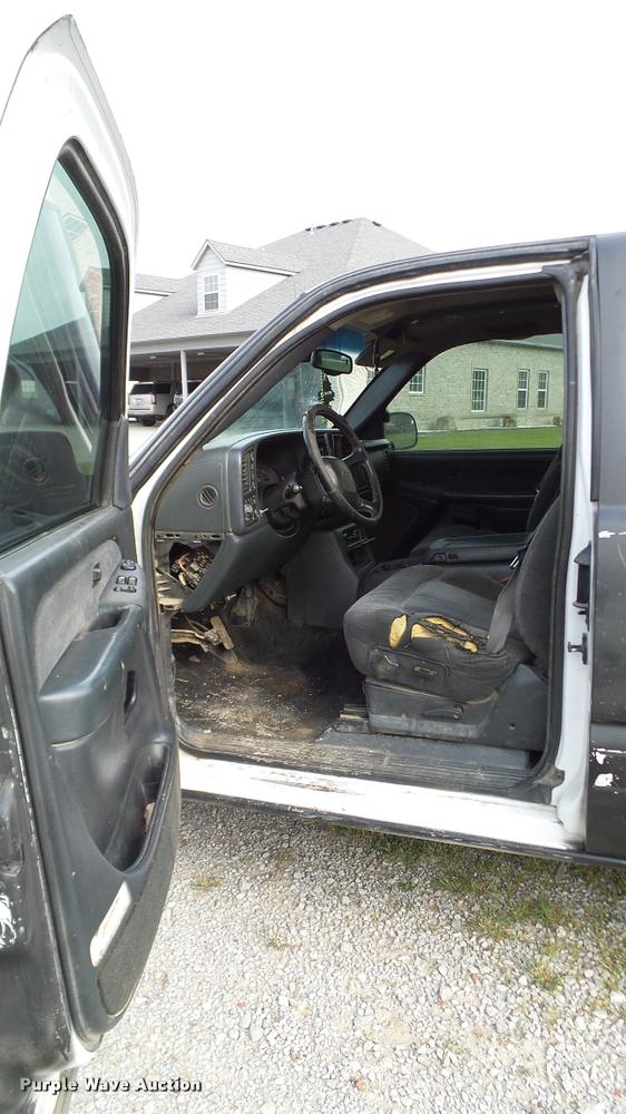 image for item L3149 2002 Chevrolet Silverado 1500 Ext. Cab pickup truck