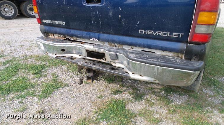 image for item L3149 2002 Chevrolet Silverado 1500 Ext. Cab pickup truck