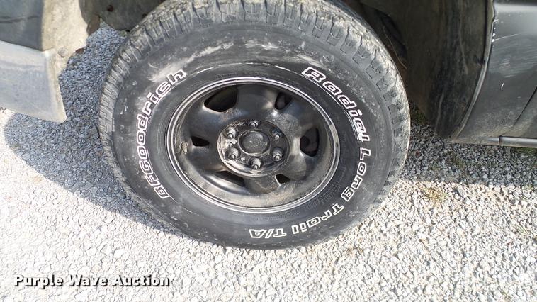 image for item L3149 2002 Chevrolet Silverado 1500 Ext. Cab pickup truck