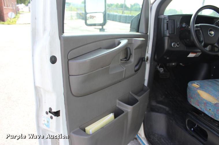 image for item L4992 2010 Chevrolet Express G4500 shuttle bus