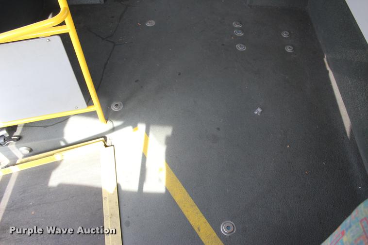 image for item L4992 2010 Chevrolet Express G4500 shuttle bus