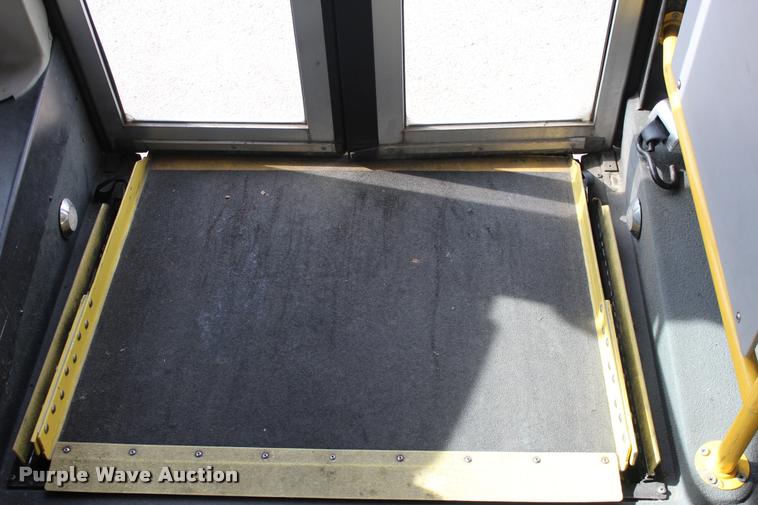 image for item L4992 2010 Chevrolet Express G4500 shuttle bus