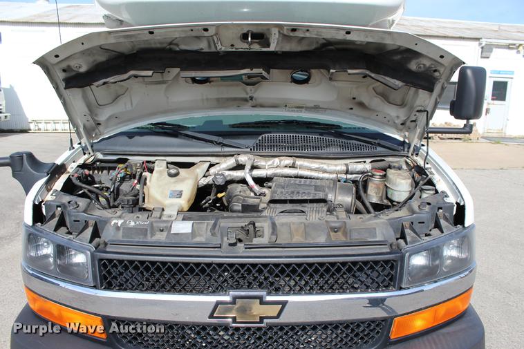 image for item L4992 2010 Chevrolet Express G4500 shuttle bus