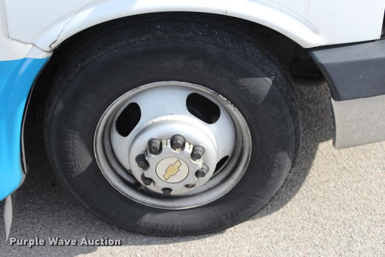 image for item L4992 2010 Chevrolet Express G4500 shuttle bus