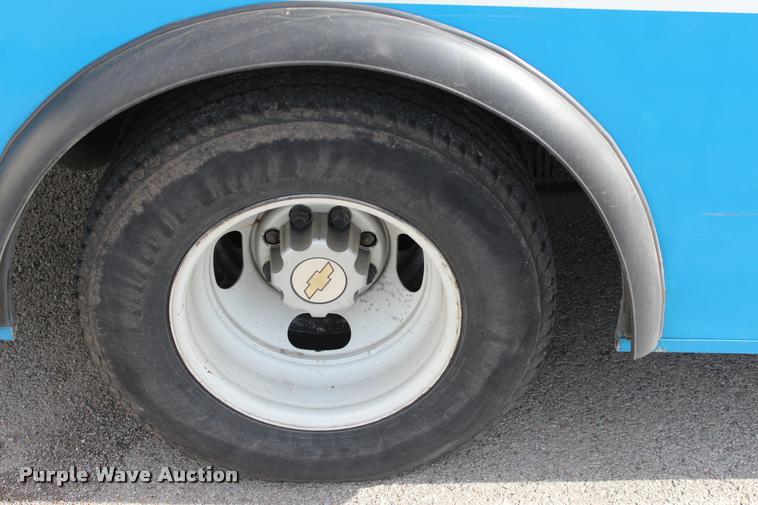 image for item L4992 2010 Chevrolet Express G4500 shuttle bus