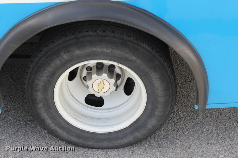 image for item L4992 2010 Chevrolet Express G4500 shuttle bus