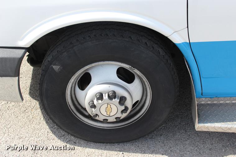 image for item L4992 2010 Chevrolet Express G4500 shuttle bus