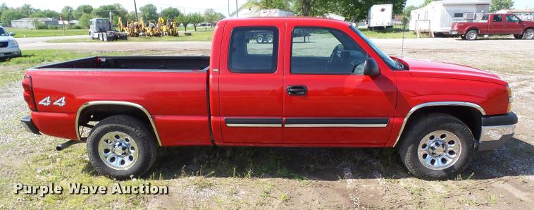 image for item L5550 2005 Chevrolet Silverado 1500 Ext.Cab pickup truck