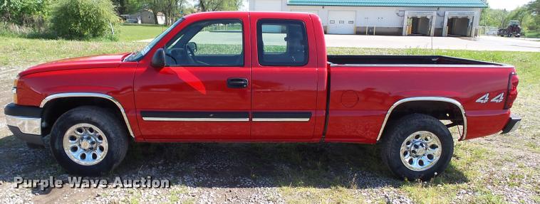 image for item L5550 2005 Chevrolet Silverado 1500 Ext.Cab pickup truck