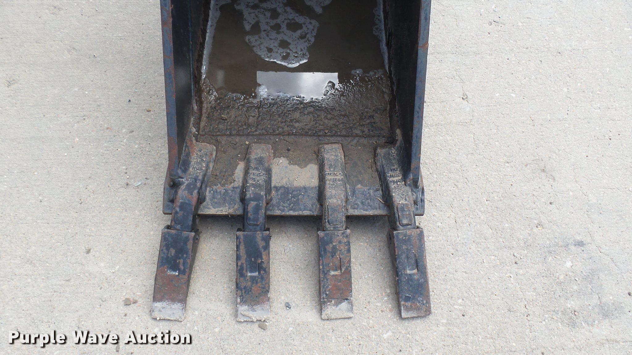 Woods excavator bucket in Wichita, KS Item DQ9093 sold Purple Wave