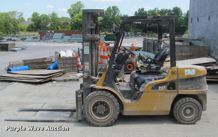 image for item DA1002 Caterpillar P7000 forklift