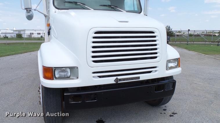 image for item DA6163 1994 International 8100 dump truck