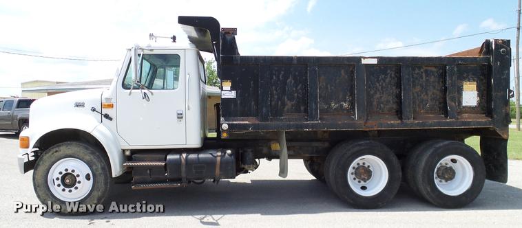 image for item DA6164 2002 International F4900 dump truck