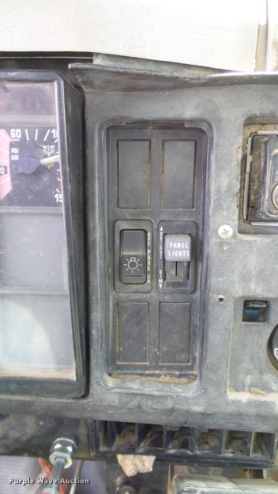 image for item DA6164 2002 International F4900 dump truck