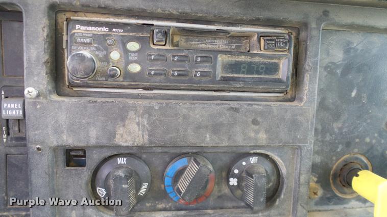 image for item DA6164 2002 International F4900 dump truck