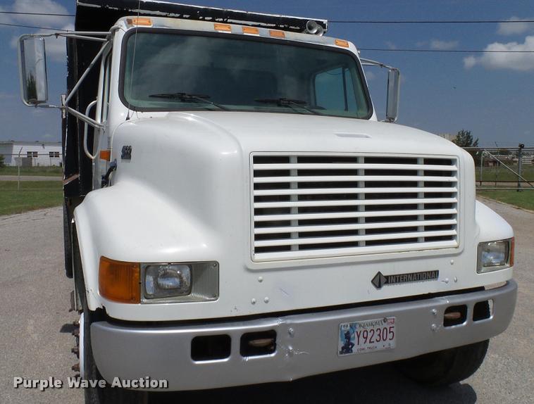 image for item DA6164 2002 International F4900 dump truck