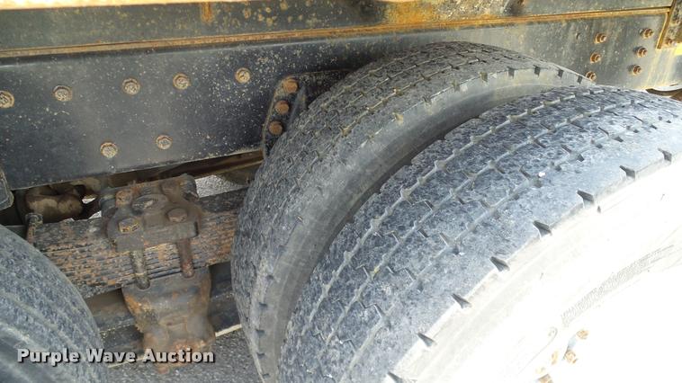 image for item DA6164 2002 International F4900 dump truck