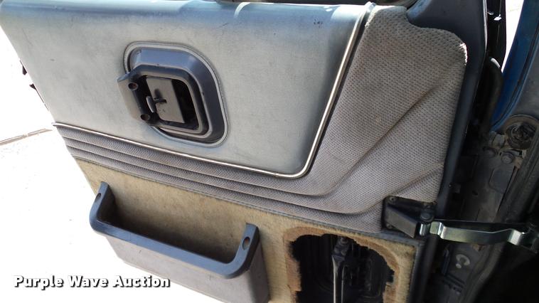 image for item DA6165 1997 Mack CH613 dump truck