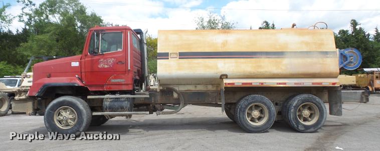image for item DA6250 1987 Freightliner FLC112 tank truck