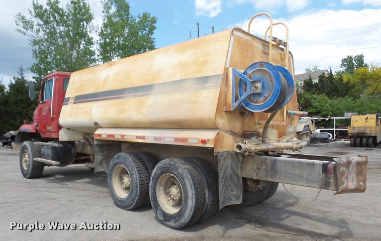 image for item DA6250 1987 Freightliner FLC112 tank truck