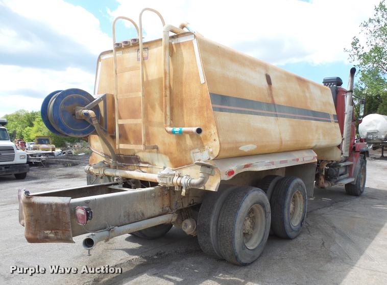 image for item DA6250 1987 Freightliner FLC112 tank truck