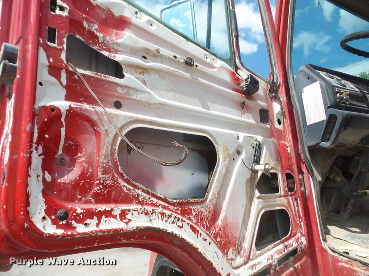 image for item DA6250 1987 Freightliner FLC112 tank truck