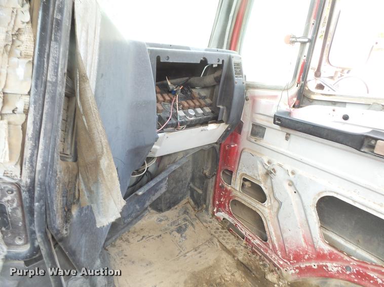 image for item DA6250 1987 Freightliner FLC112 tank truck