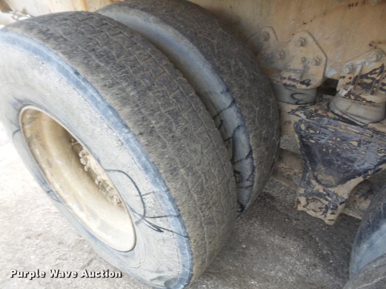 image for item DA6250 1987 Freightliner FLC112 tank truck