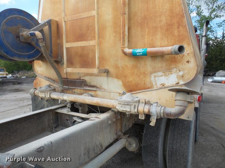 image for item DA6250 1987 Freightliner FLC112 tank truck