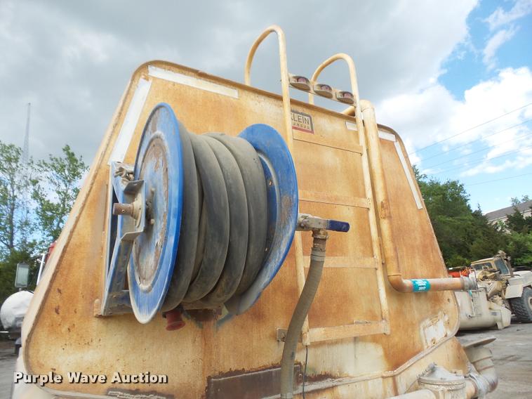 image for item DA6250 1987 Freightliner FLC112 tank truck