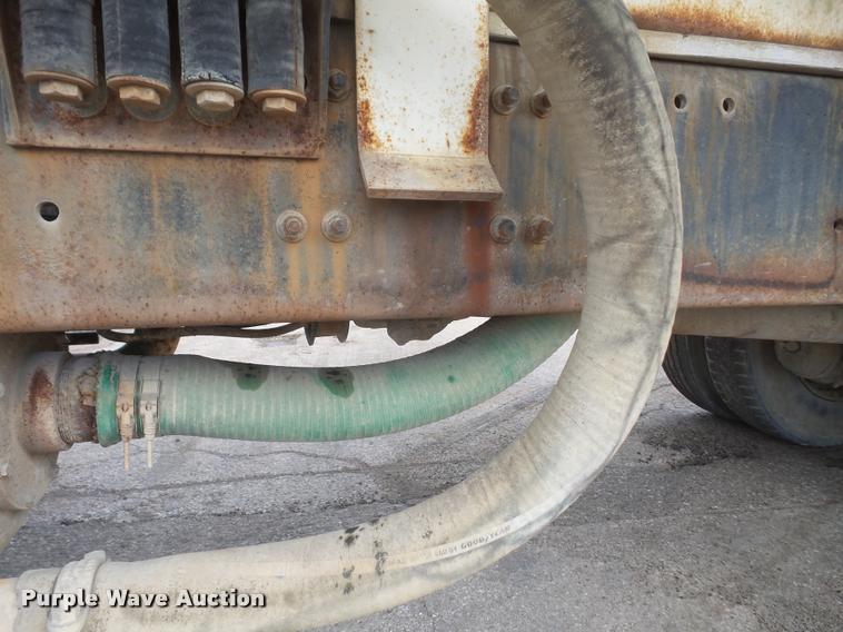 image for item DA6250 1987 Freightliner FLC112 tank truck