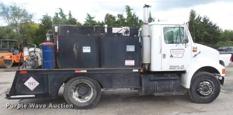 image for item DA6254 1999 International 8100 service truck