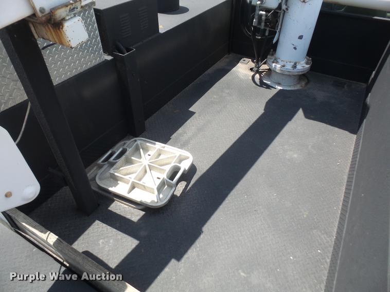 image for item DA6315 2001 Ford F550 Super Duty bucket truck