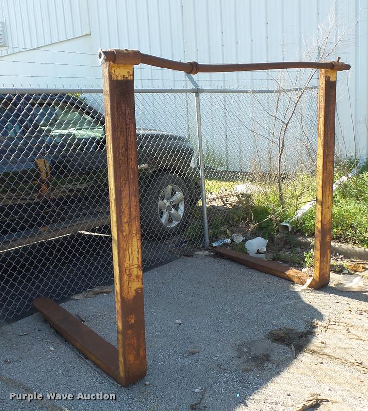 image for item DD9425 Caterpillar 963 loader pallet forks