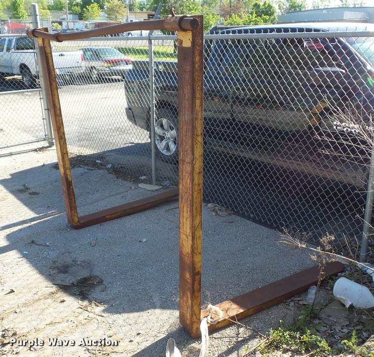 image for item DD9425 Caterpillar 963 loader pallet forks