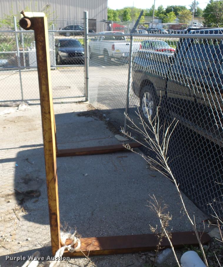 image for item DD9425 Caterpillar 963 loader pallet forks