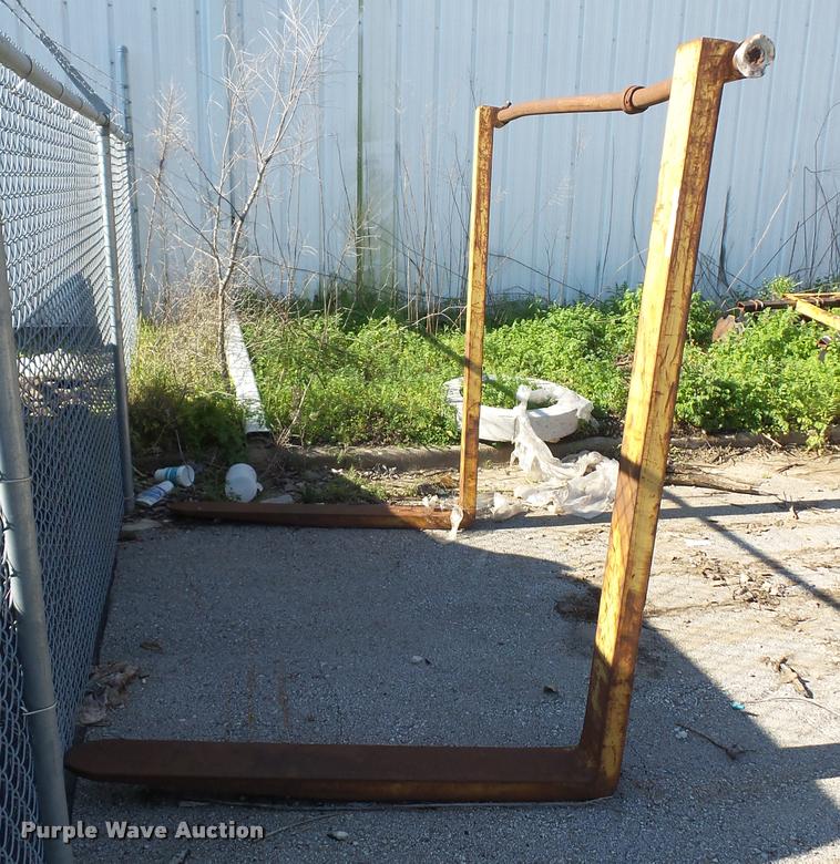 image for item DD9425 Caterpillar 963 loader pallet forks