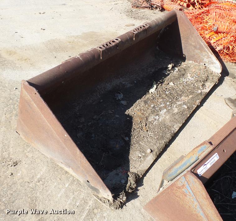 image for item DD9428 Skid steer bucket