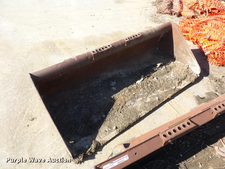 image for item DD9428 Skid steer bucket