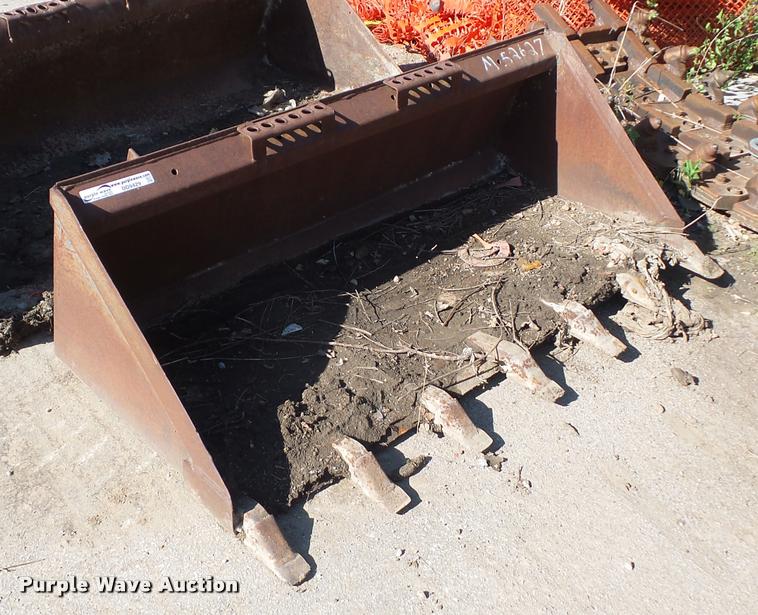 image for item DD9429 Skid steer bucket