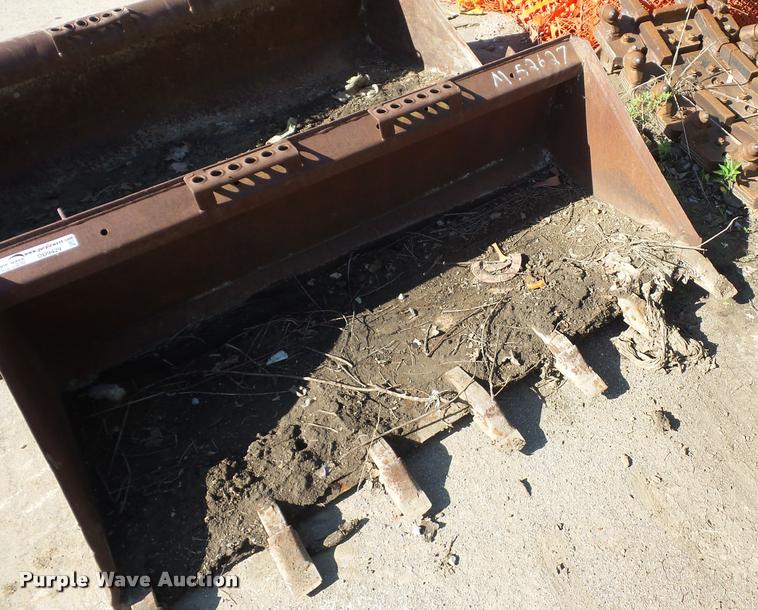 image for item DD9429 Skid steer bucket