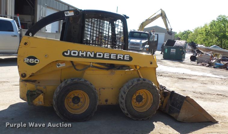 image for item DD9432 2000 John Deere 260 skid steer